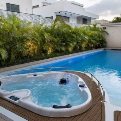 Jacuzzi za 2 osobe-Pogled na jacuzzi (u obliku srca) ugrađenog iznad bazena