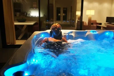 Jacuzzi za 6 osoba - bočni pogled na jacuzzi sa led svjetlima na terasi