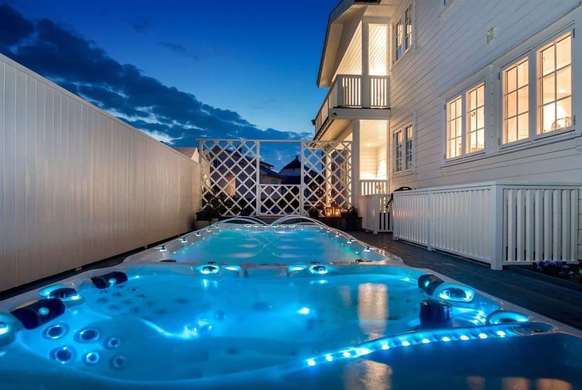 Jacuzzi i plivački bazen ukomporirani u jednu cjelinu
