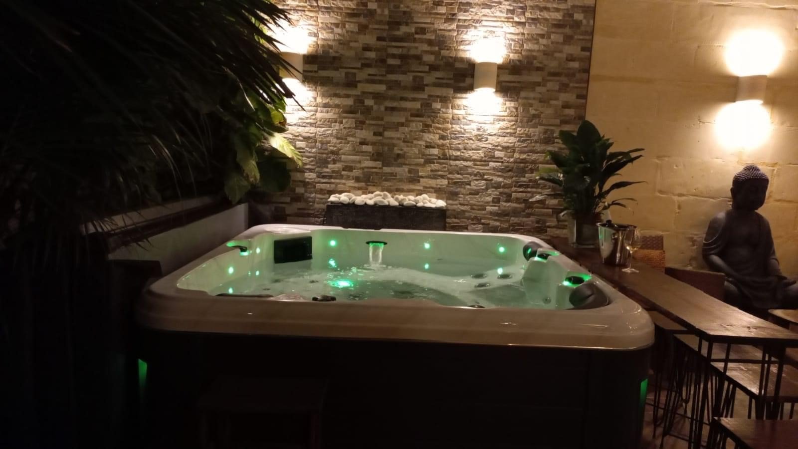 Unutarnji jacuzzi u privatnoj vili. BazeniRijeka.com