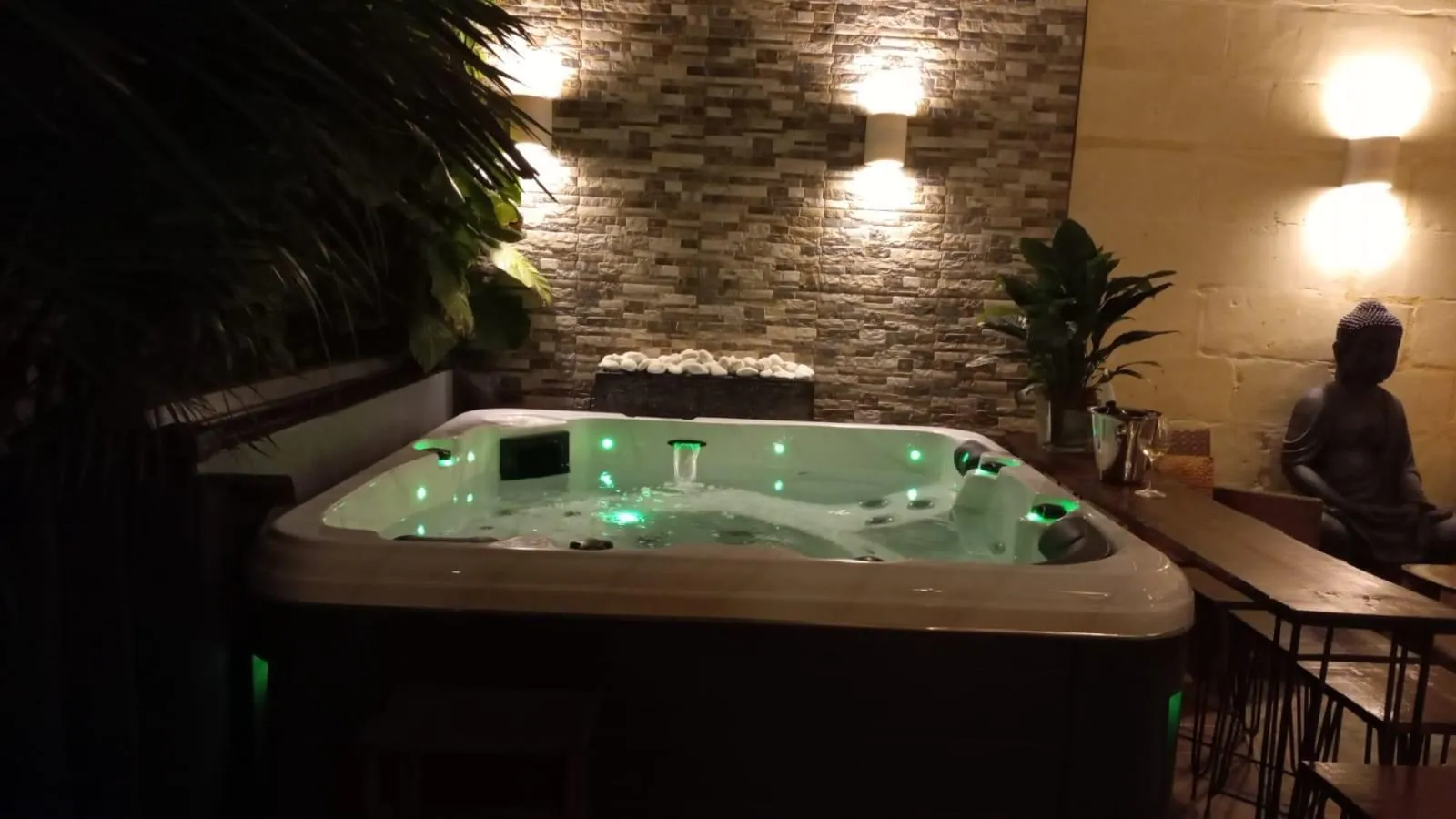 Unutarnji jacuzzi u privatnoj vili. BazeniRijeka.com