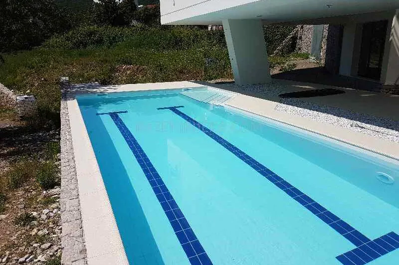 Betonski bazen sa bijelom keramikom